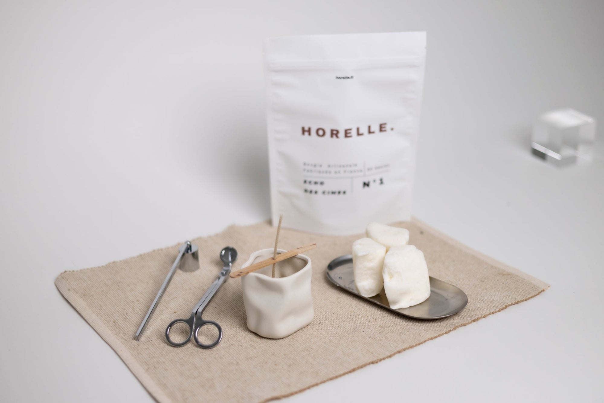 Contenant Horelle et sa recharge dans un interieur