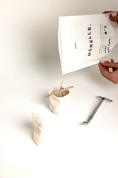 Mains versant la cire a l'atelier Horelle, gestuelle artisanale