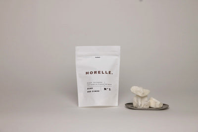 Bougie Horelle, packshot et fragments de cire sur plateau argente