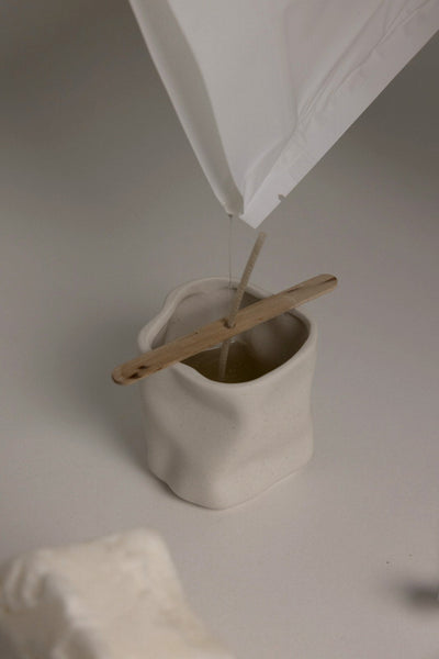 Sachet de cire Horelle versant dans le contenant, angle dynamique