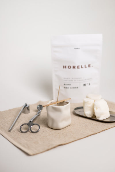 Le rituel Horelle complet : recharge, contenant, mouchette et ciseaux sur toile de lin