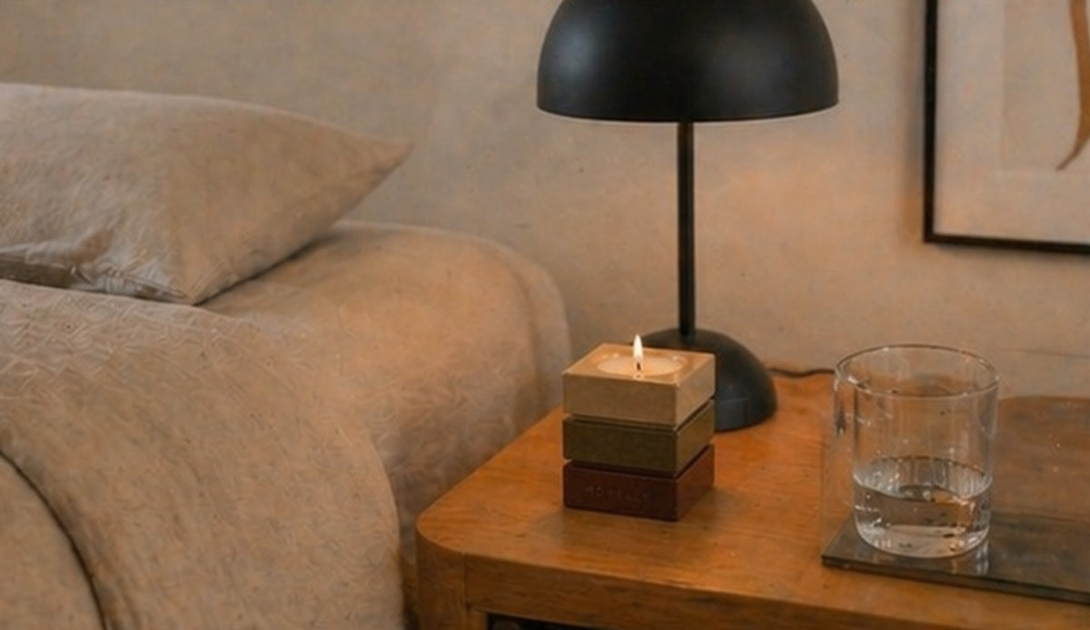 Le contenant signature Horelle sur une table de chevet, le soir