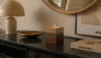 Le contenant signature Horelle sur une console noire, sous une lampe