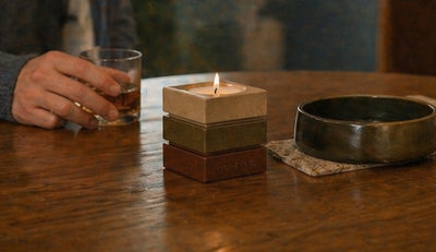 Le contenant signature Horelle sur une table en bois, echelle a la main