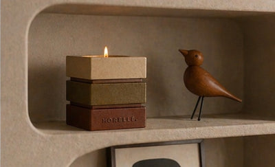 Le contenant signature Horelle dans une niche d'etagere, oiseau en bois