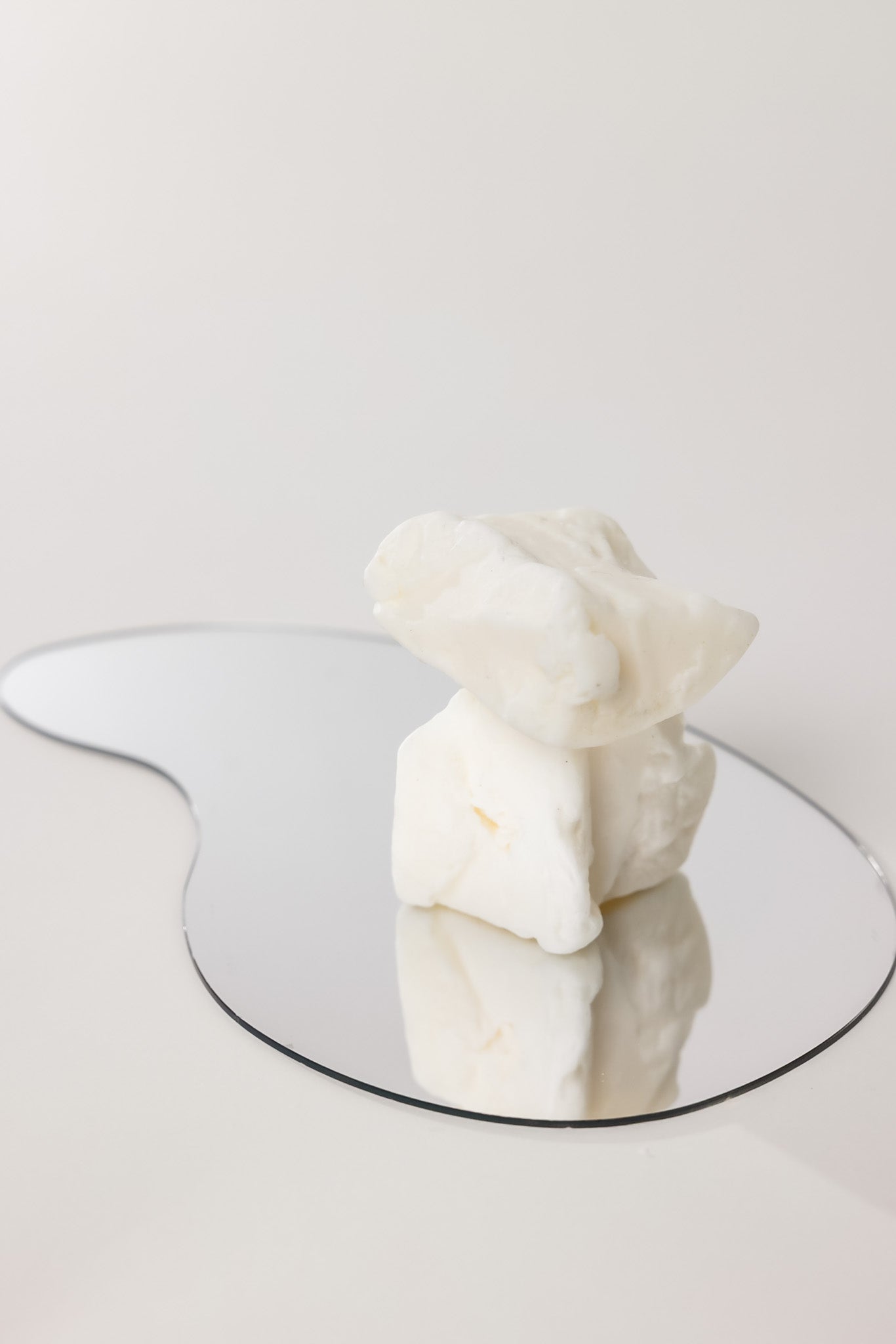 Fragments de cire végétale Horelle sur miroir organique, lumière douce